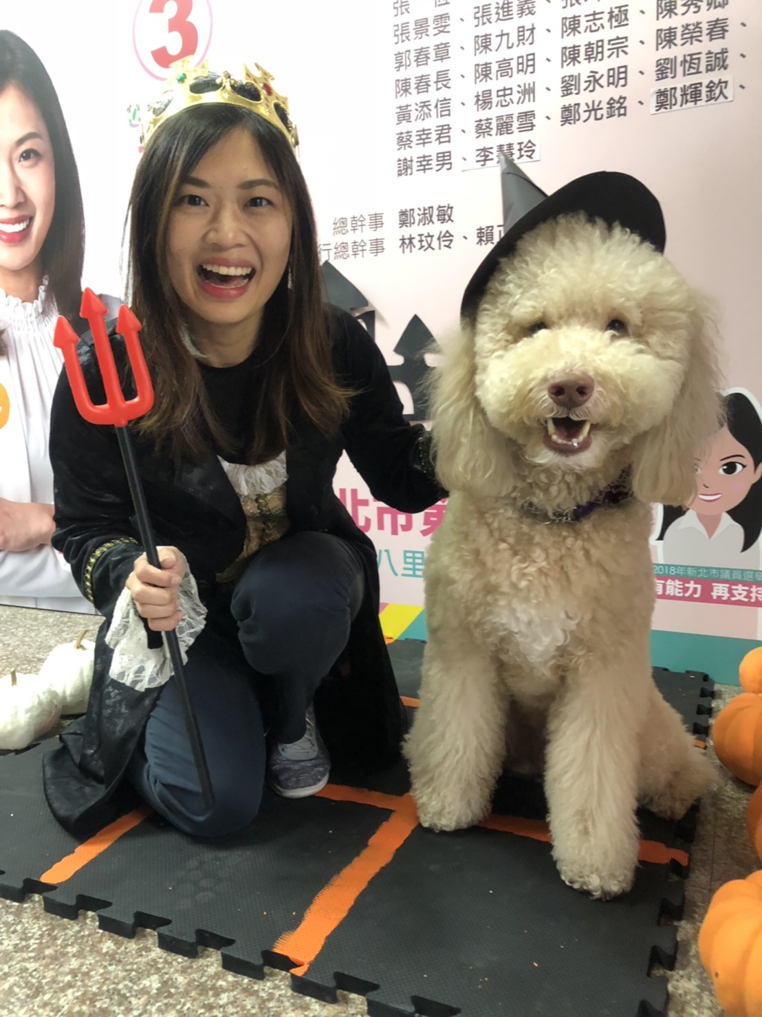 鄭宇恩化身女巫，開心陪民眾的寵物感受萬聖節氛圍。 圖：鄭宇恩競總/提供