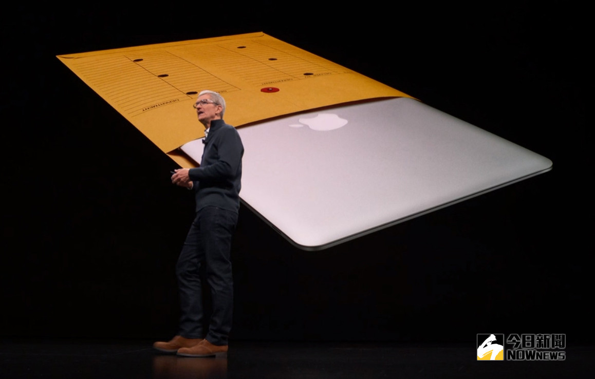 還記得 2008 年 1 月 15 日，賈伯斯從牛皮紙袋取出 MacBook Air 筆記型電腦時的經典畫面與感動嗎？