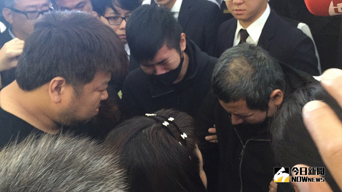 駕駛普悠瑪列車的司機員尤振仲，也在兒女陪同下，親自前往聯合公祭現場，下跪道歉。 圖/nownews