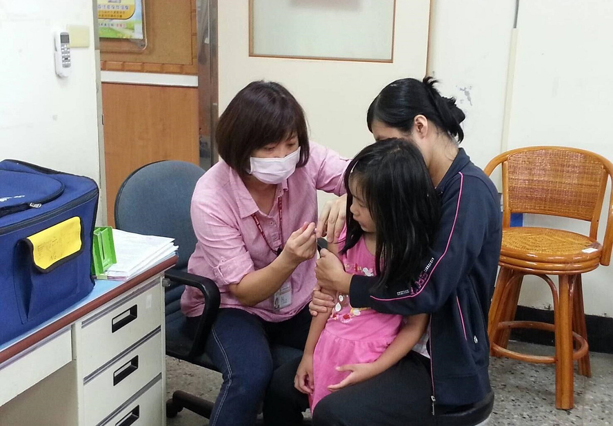 小孩子最怕到醫院打針，家長往往要全力安撫才能讓小孩不哭鬧乖乖就範。