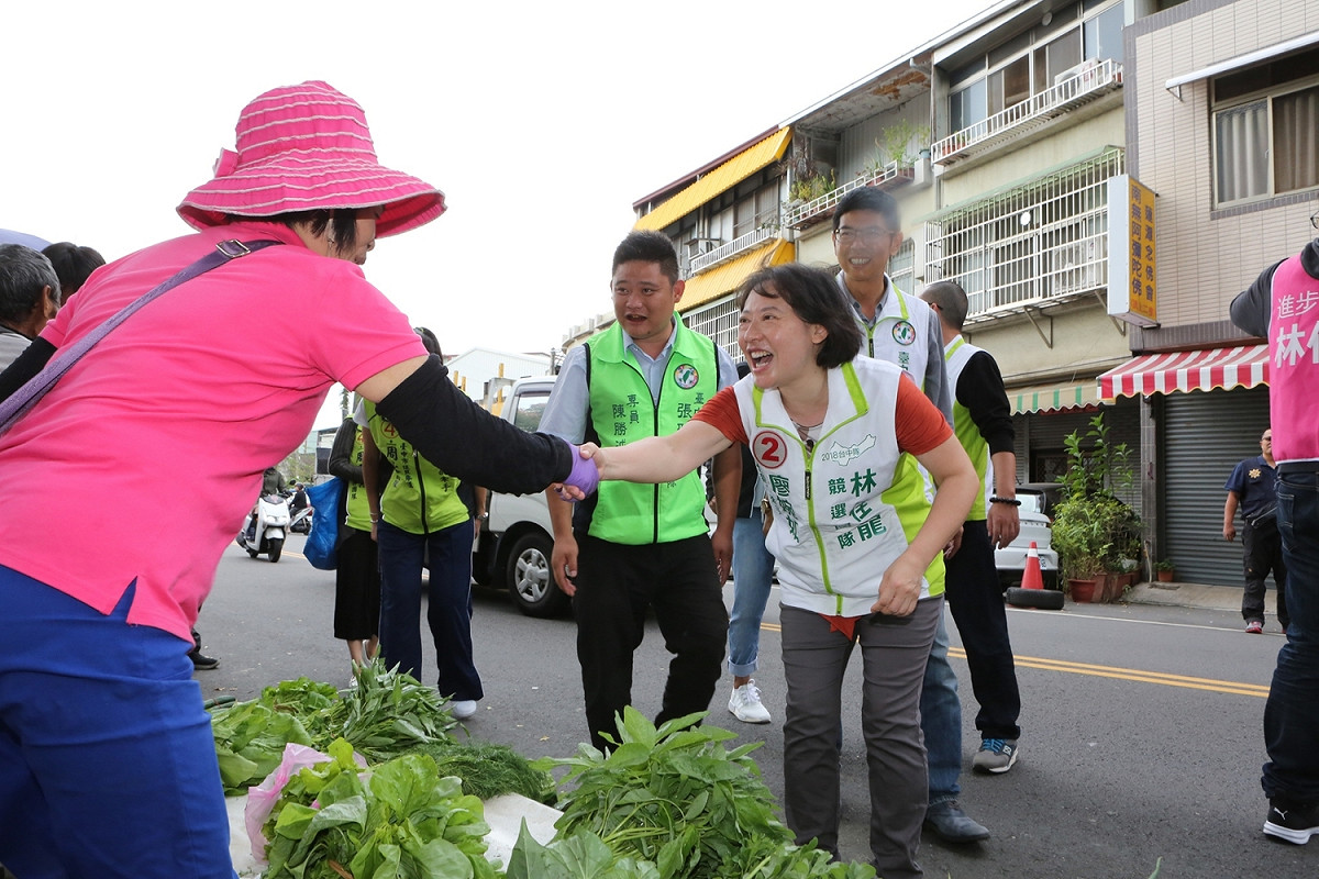 廖婉如到市場拜票不用麥克風，導致已經「燒聲」。 圖：林佳龍競選總部/提供