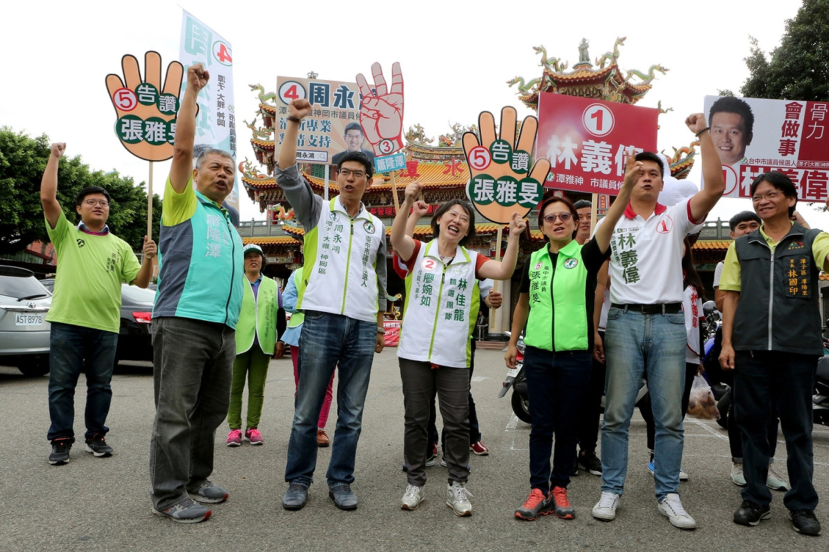 民進黨市議員候選人陪廖婉如到潭水亭觀音廟拜票。 圖：林佳龍競選總部/提供