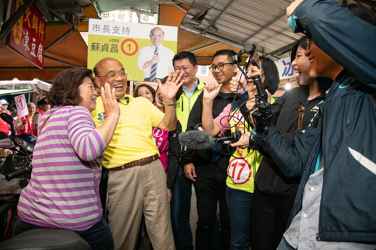 支持民眾透過蘇貞昌的臉書直播向家人打招呼。 圖：蘇貞昌競選辦公室／提供