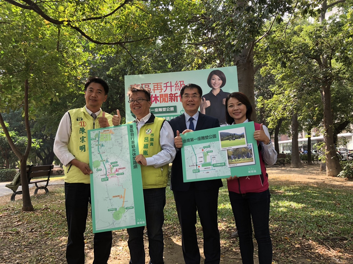 台南市東區市議員候選人蔡筱薇由民進黨台南市長候選人黃偉哲等人陪同舉行記者會，宣示未來將在東區建置「台南第一座戶外雕塑公園」以及「五星級自行車觀光休閒專用道」。 圖：黃博郎/攝