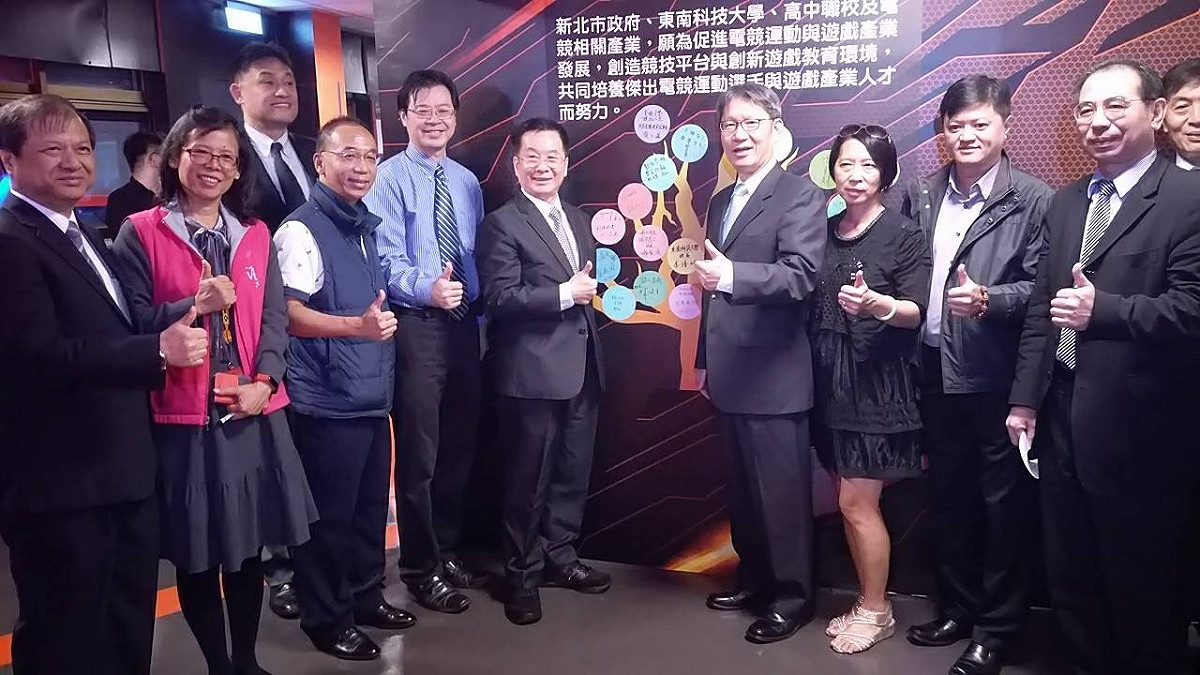 東南科技大學結合結合產官學界成立電競產官學聯盟，同時啟動電競人才培訓基地；由東南科大校長李清吟（左六）、新北市副市長葉惠青等代表共同啟動。 圖：東南科大/提供