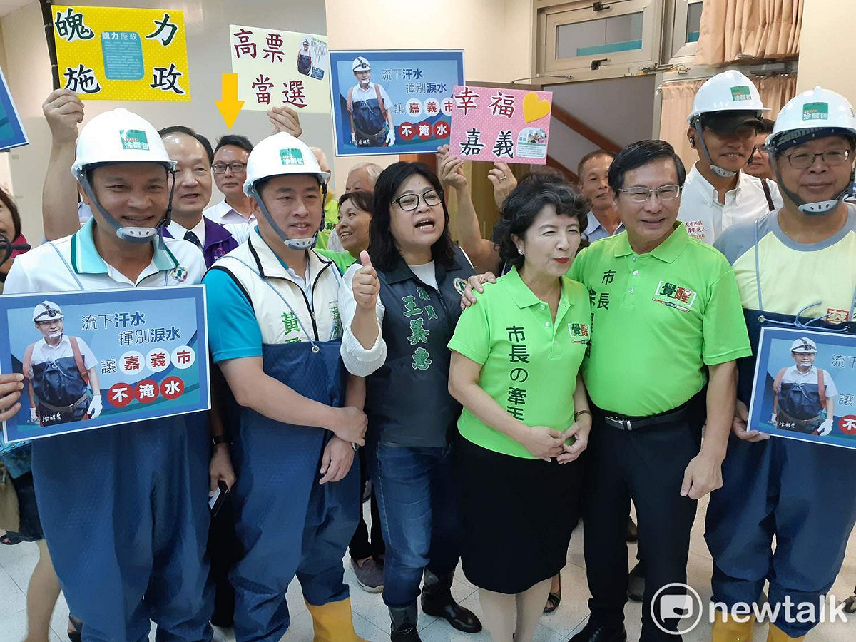 嘉義市長涂醒哲今年到選委會登記參選時，黃朝雲（箭頭指處）陪同出席。 圖：蔡坤龍/攝