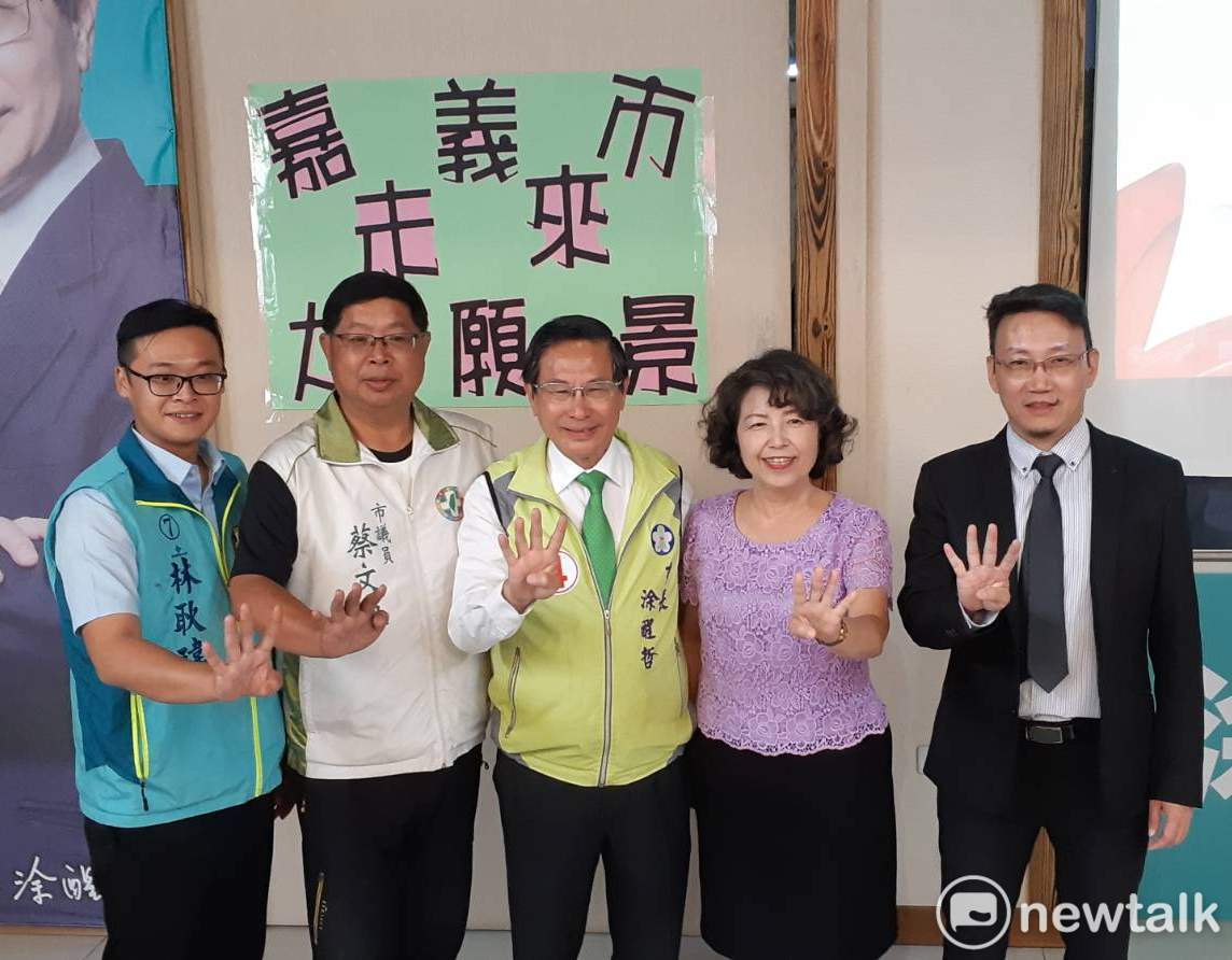 嘉義市長候選人涂醒哲今天舉行記者會，指嘉義市推動智慧城市有成。 圖：蔡坤龍/攝
