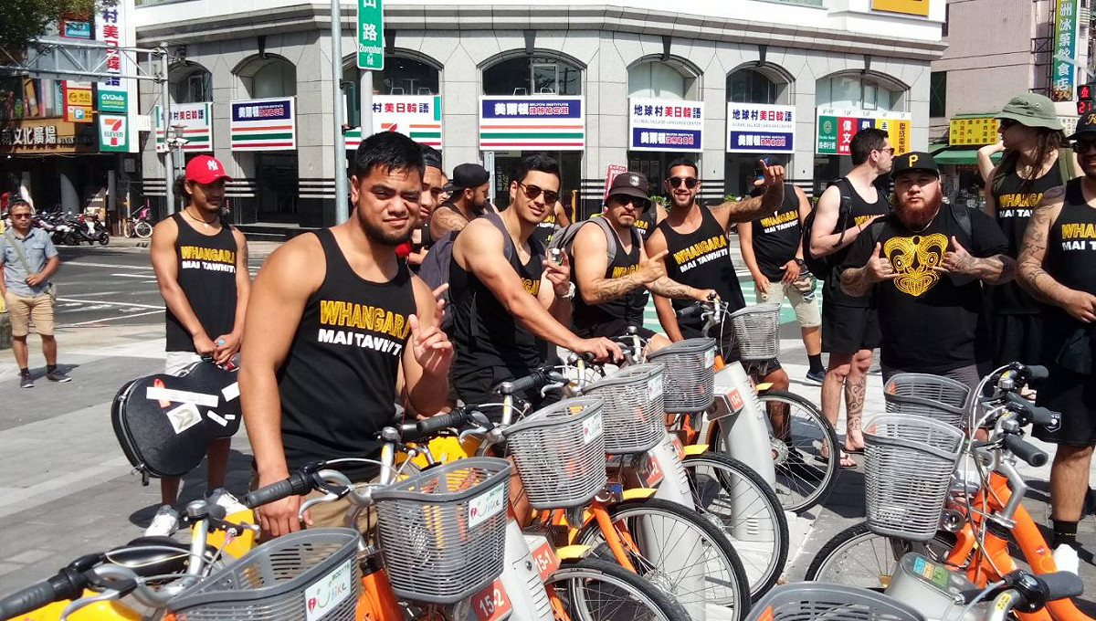 毛利傳統舞蹈團員們紛紛與i-Bike合影留念。 台中市政府/提供