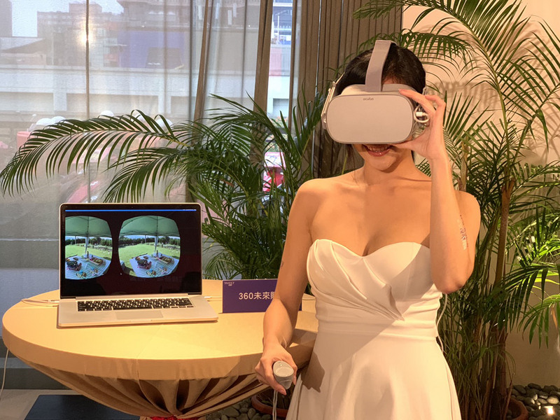 Yahoo奇摩31日宣布雙11購物節開跑，推出運用虛擬實境（VR）、360度環景等創新科技的購物體驗，消費者觀看並感受商品陳列後，可快速連結商品頁面進行選購。 圖 : 中央社