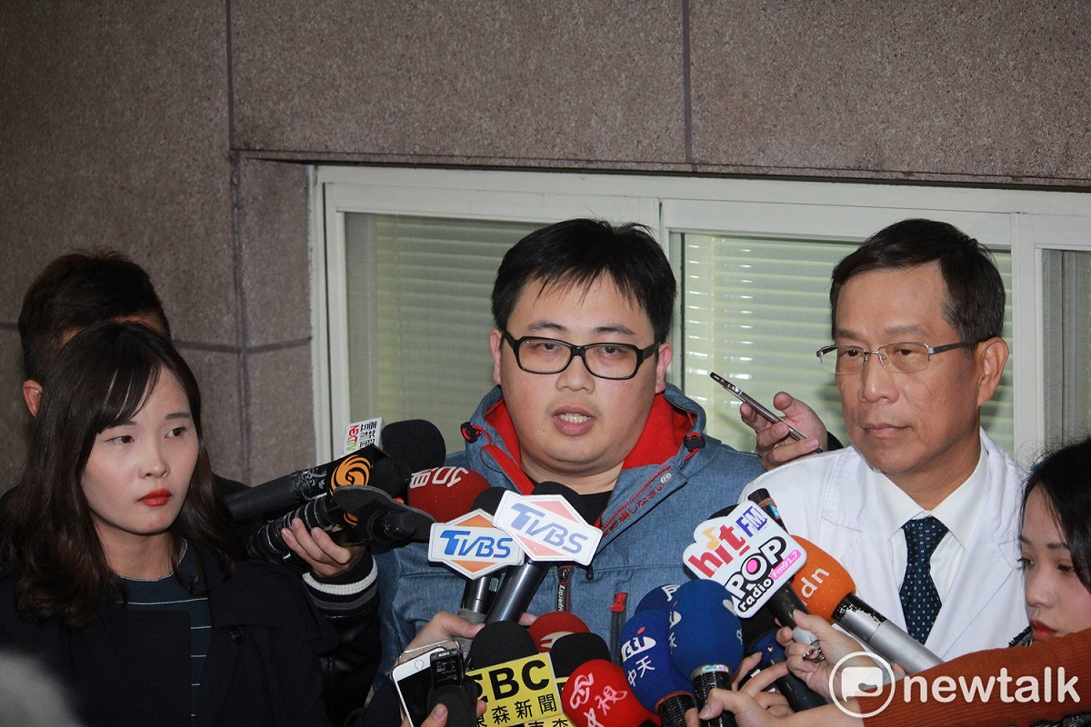 台北市政府發言人劉奕霆（左）與北市聯合醫院仁愛院區院長蕭勝煌（右）針對賴局長傷勢發言。 圖：周煊惠 / 攝