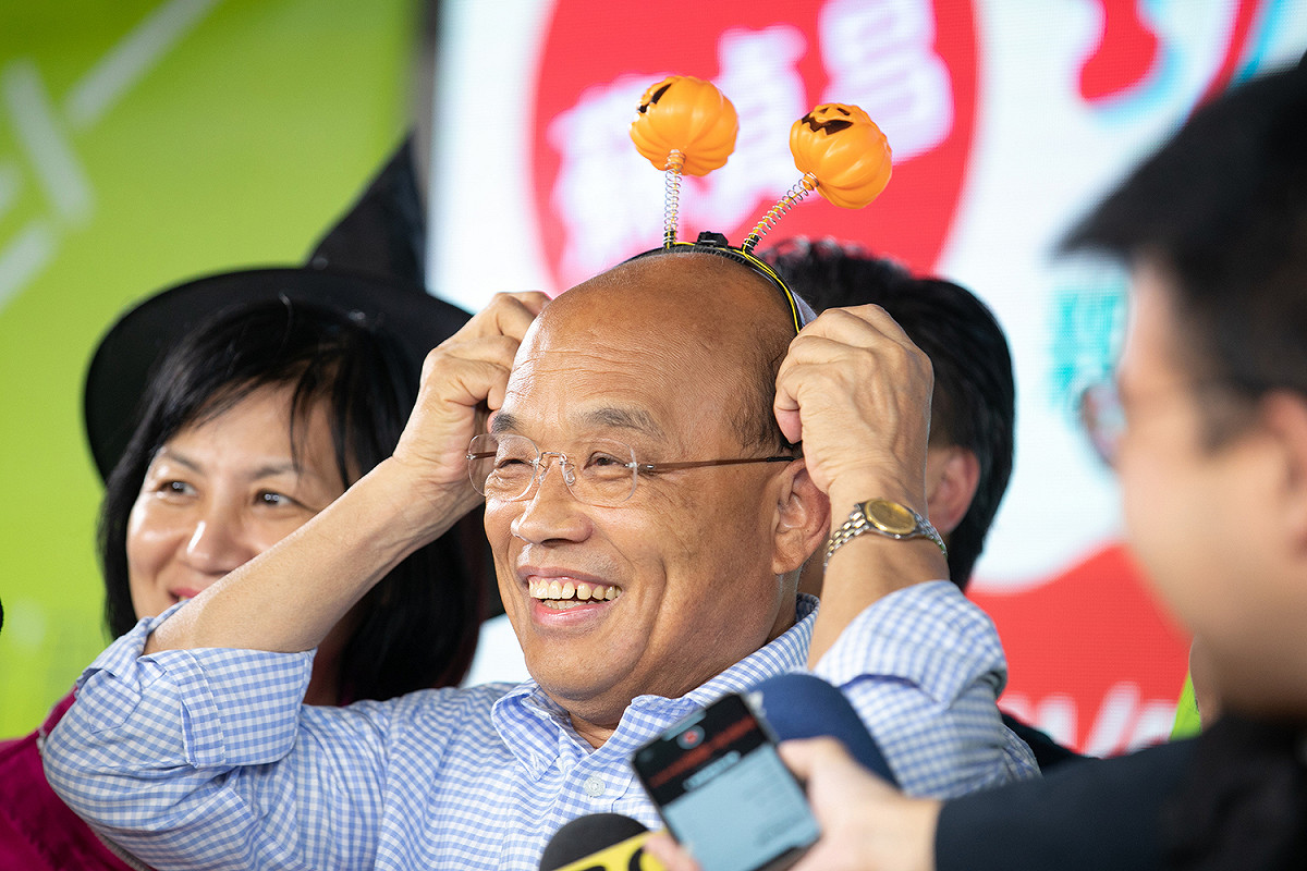 蘇貞昌也在媒體的慫恿下，帶上南瓜頭飾接受訪問，讓活動現場笑聲不斷。 圖：蘇貞昌競選辦公室／提供