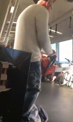 美國一名47歲男子賓漢搭捷運時，拿出2把電鋸不停揮動，還恐嚇車上乘客，隨後遭到警方逮捕。 圖：翻攝影片畫面