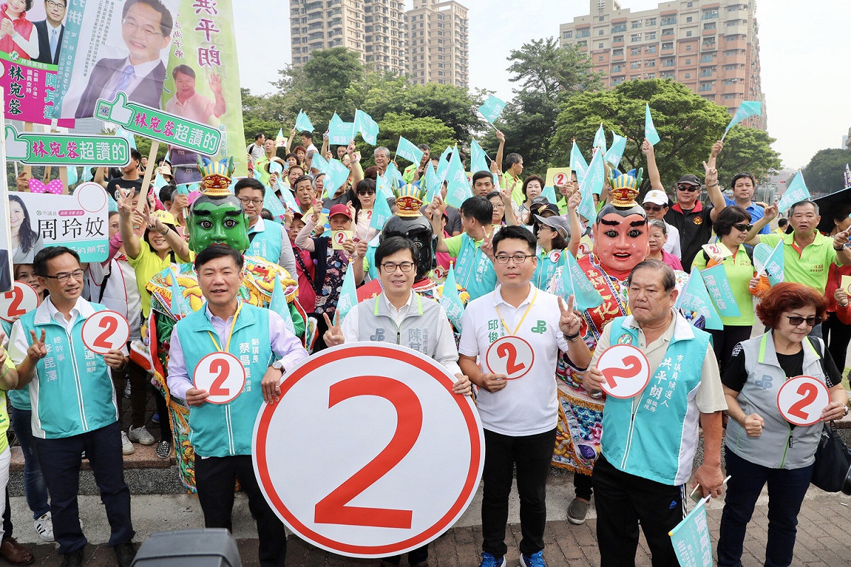 民進黨高雄市長候選人陳其邁進行候選人號次抽籤時，就是有三太子的陪同。 圖 : 翻攝自陳其邁臉書