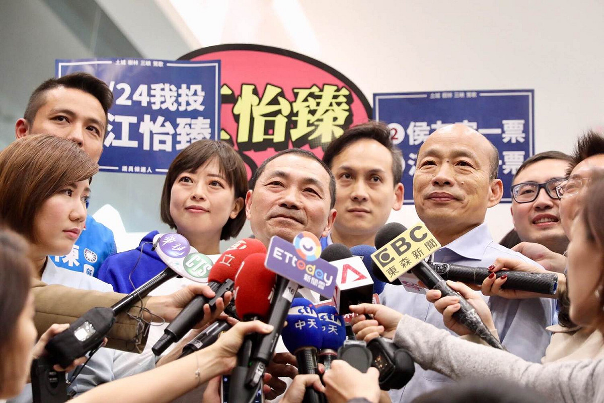 韓國瑜以金庸小說裡的郭靖來形容侯友宜有「降龍18掌」，一掌都不缺，其他人最多只會16掌，侯友宜則說韓國瑜像張無忌，因為韓「很聰明、很有本事」。  圖：侯友宜競選辦公室／提供
