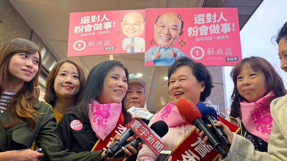 蘇貞昌夫人詹秀齡和黨部主委夫人李亞萍合組「粉會做事姐妹幫」，發動「女力」替蘇貞昌向市民拜票爭取支持。 圖：蘇貞昌競選辦公室／提供