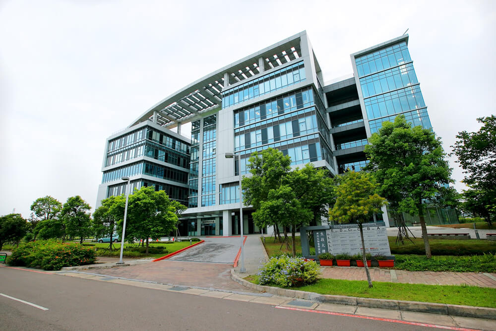 喜康生技位於新竹縣竹北市，網路公開資料也提到，它是由「來自世界知名生物製藥公司Genentech及Amgen的資深專業人士所領導」，成立於2012年。美國南舊金山市4名華裔人士被指控竊取機密製藥配方，並且把這些機密配發給交給喜康生物科技公司，以生產類似但較便宜的藥品。 圖：翻攝自喜康生物科技公司官網