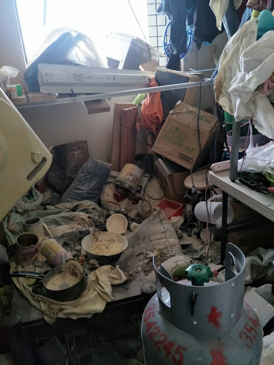 氣爆現場滿目瘡痍。現場還有一統瓦斯桶。 圖：桃園市政府消防局／提供