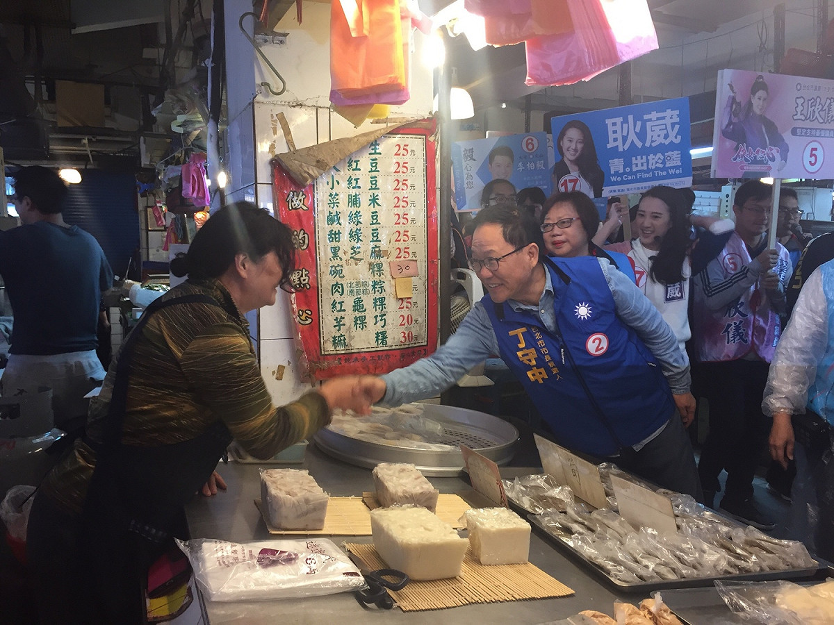 丁守中上午到木新市場、木柵市場與興隆市場掃街拜票，沿途經過各項攤販，丁守中都熱情伸出手來與民眾握手致意，並祝福生意興隆。 圖：趙婉淳／攝