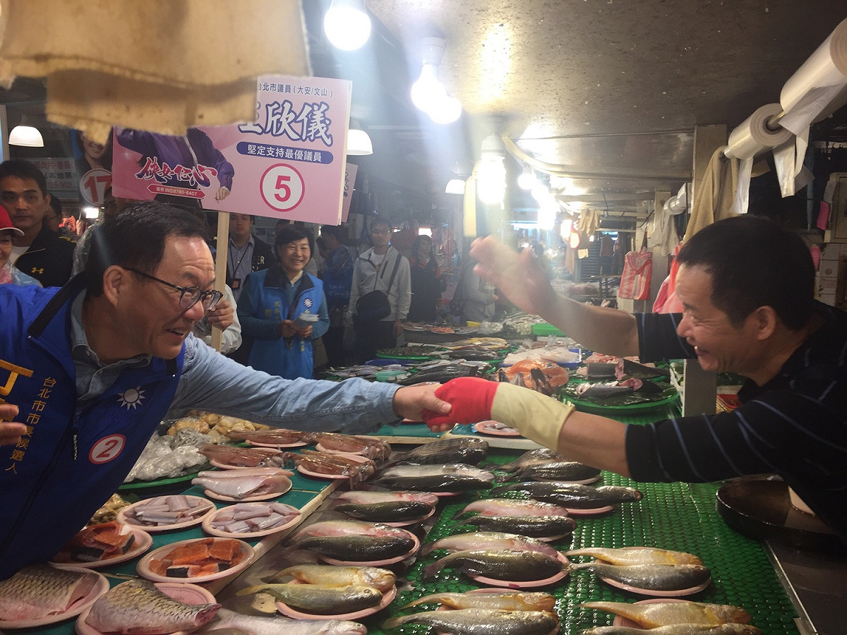 國民黨台北市長候選人丁守中上午到木新市場掃街拜票。 圖：趙婉淳／攝