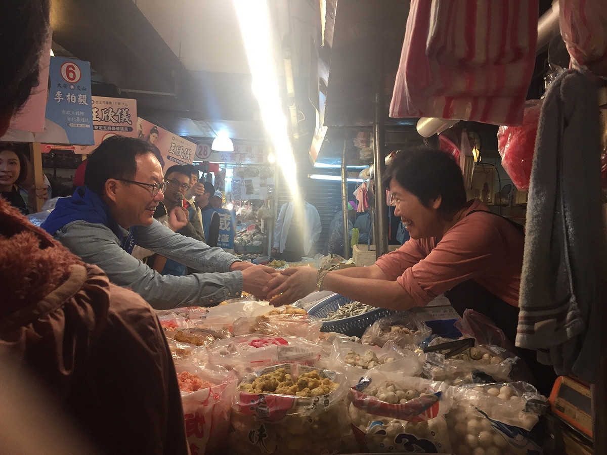 國民黨台北市長候選人丁守中上午到木新市場掃街拜票。 圖：趙婉淳／攝