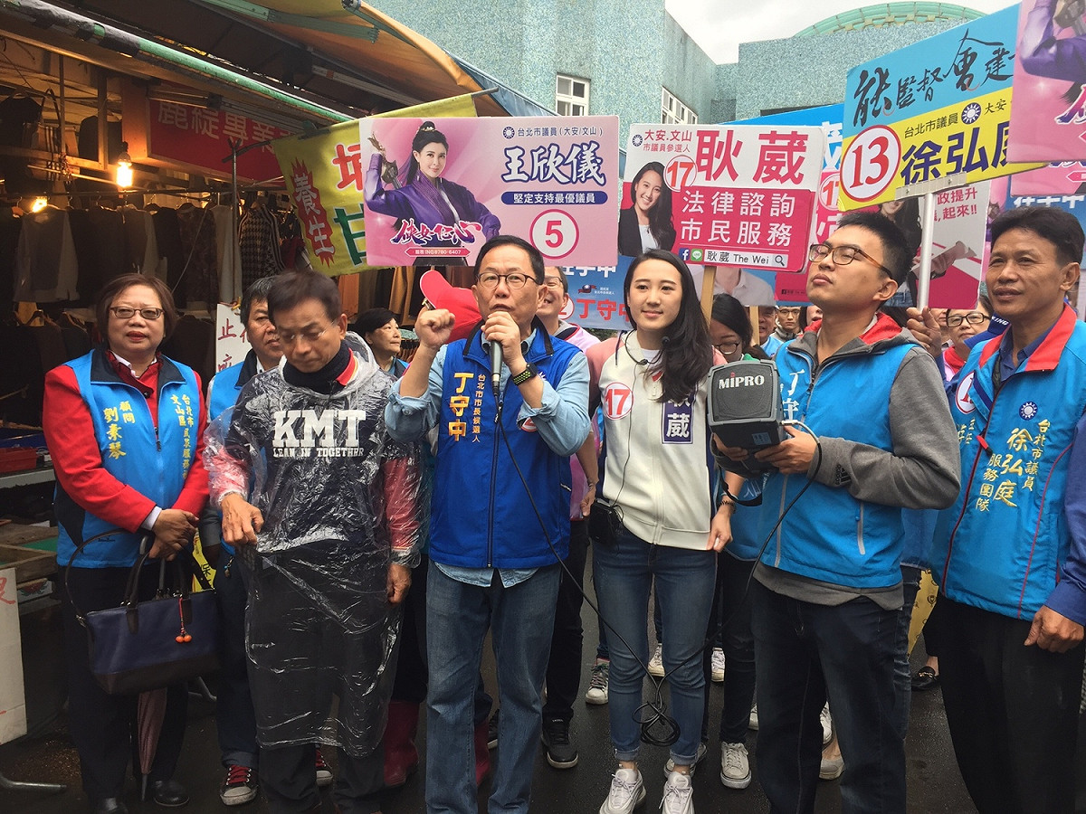國民黨台北市長候選人丁守中上午到木新市場掃街拜票，走出市場大樓後，丁在場外進行簡短演講。 圖：趙婉淳／攝