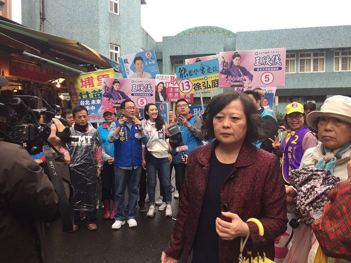 不過也有民眾不理會，直接往前走。 圖：趙婉淳／攝