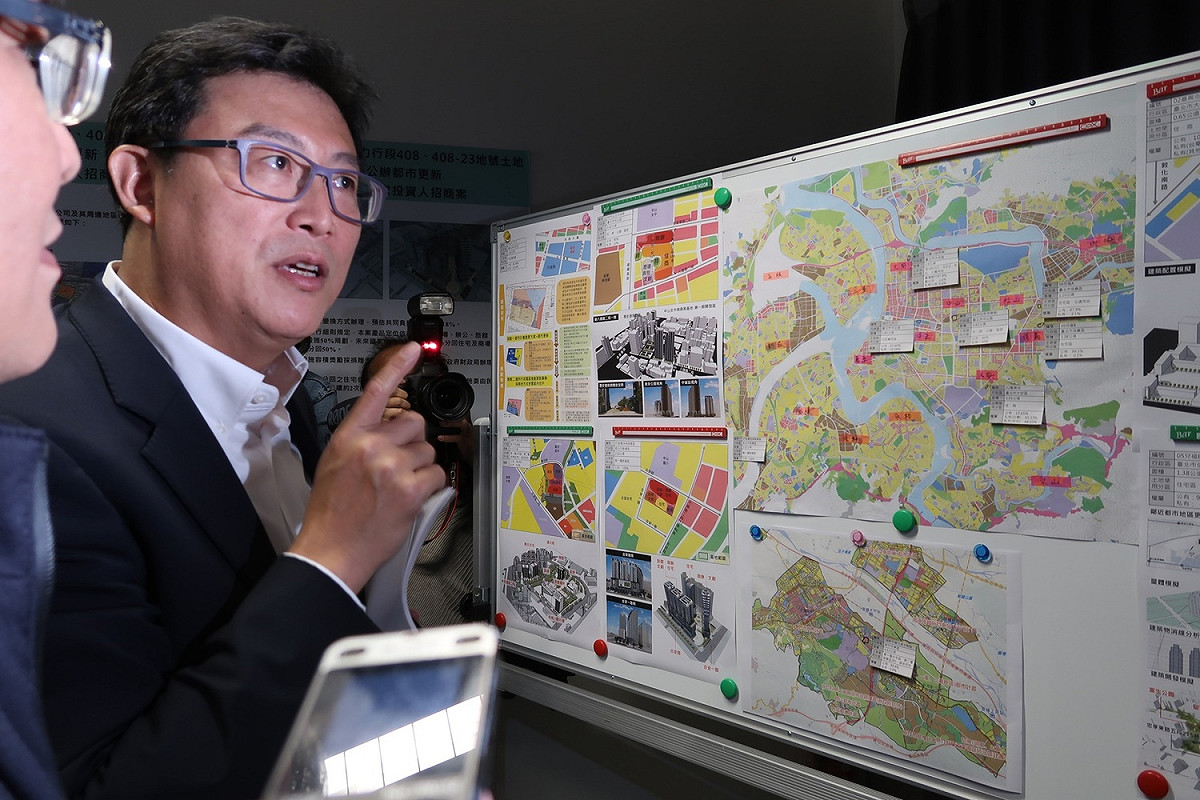 立委姚文智1日推銷他的水岸Skyline政見。 圖：林朝億/攝