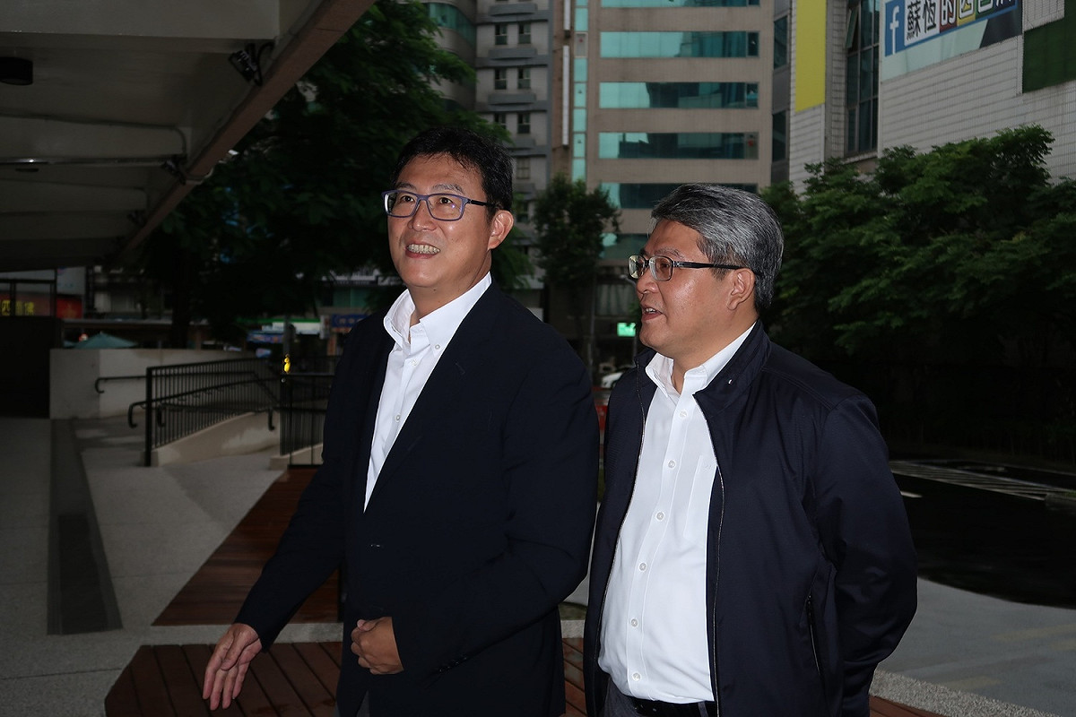 內政部次長、國家都更中心代理董事長花敬群1日接待到訪的立委姚文智。 圖：林朝億/攝
