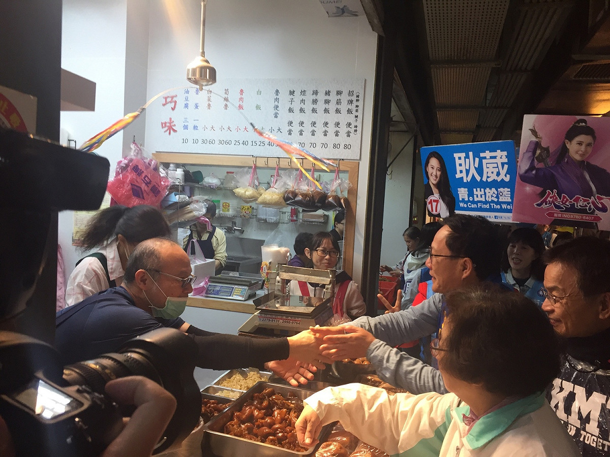 丁守中上午到木新市場、木柵市場與興隆市場掃街拜票。 圖：趙婉淳／攝