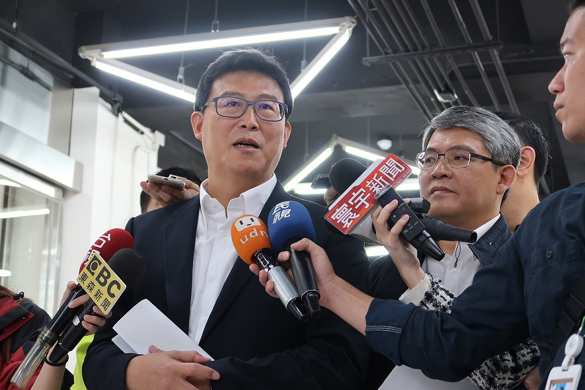 民進黨台北市長候選人姚文智與內政部次長花敬群1日在國家都更中心接受訪問。 圖：林朝億/ 攝