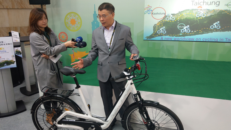 中興大學化學系教授林寬鋸（右）團隊開發的智慧單車E－bike，透過智慧調度，能有效解決像OBIKE亂停的問題。 圖 : 中央社