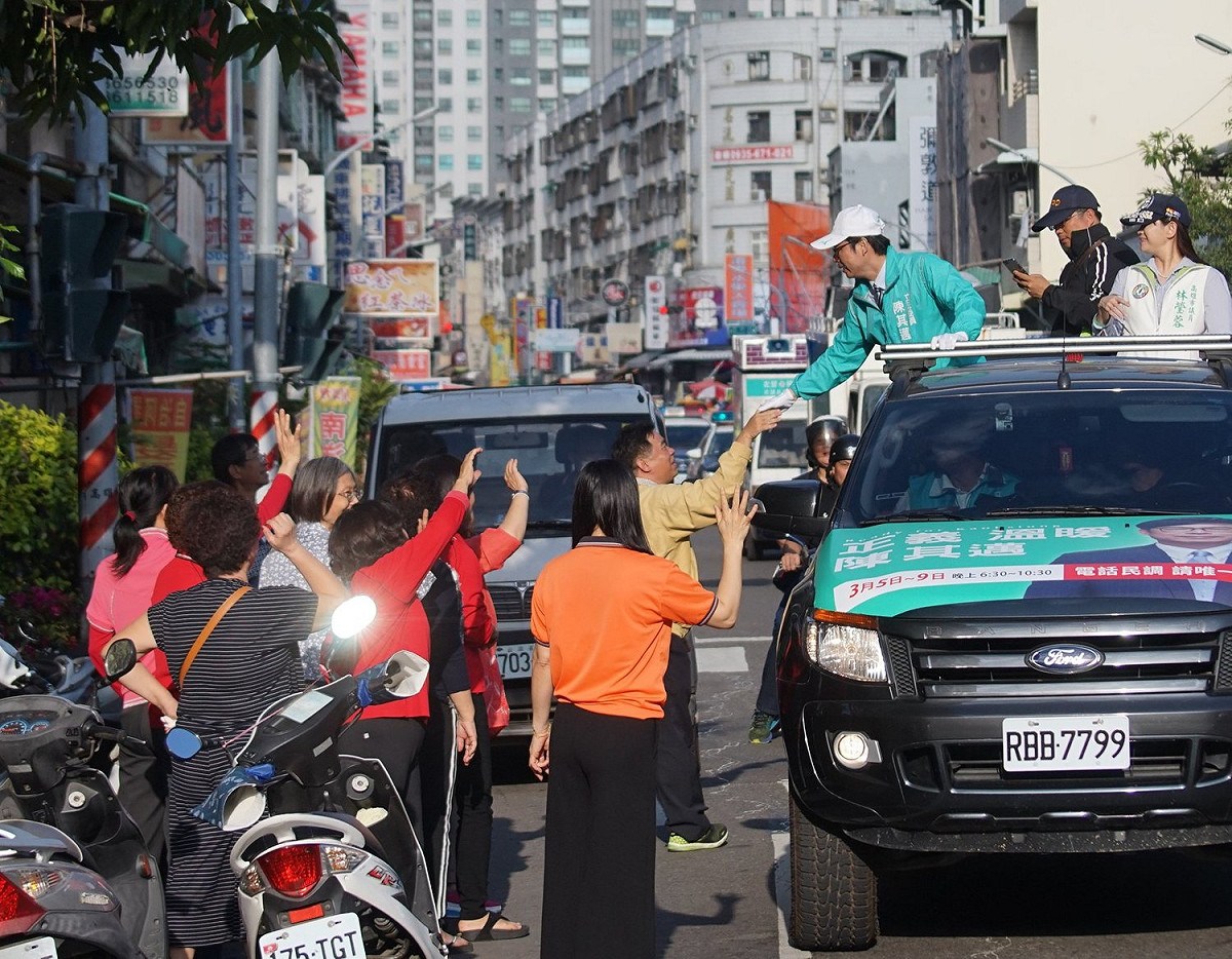 陳其邁宣傳車音量高遭民眾抱怨，引發網路論戰。 圖 : 翻攝自陳其邁臉書