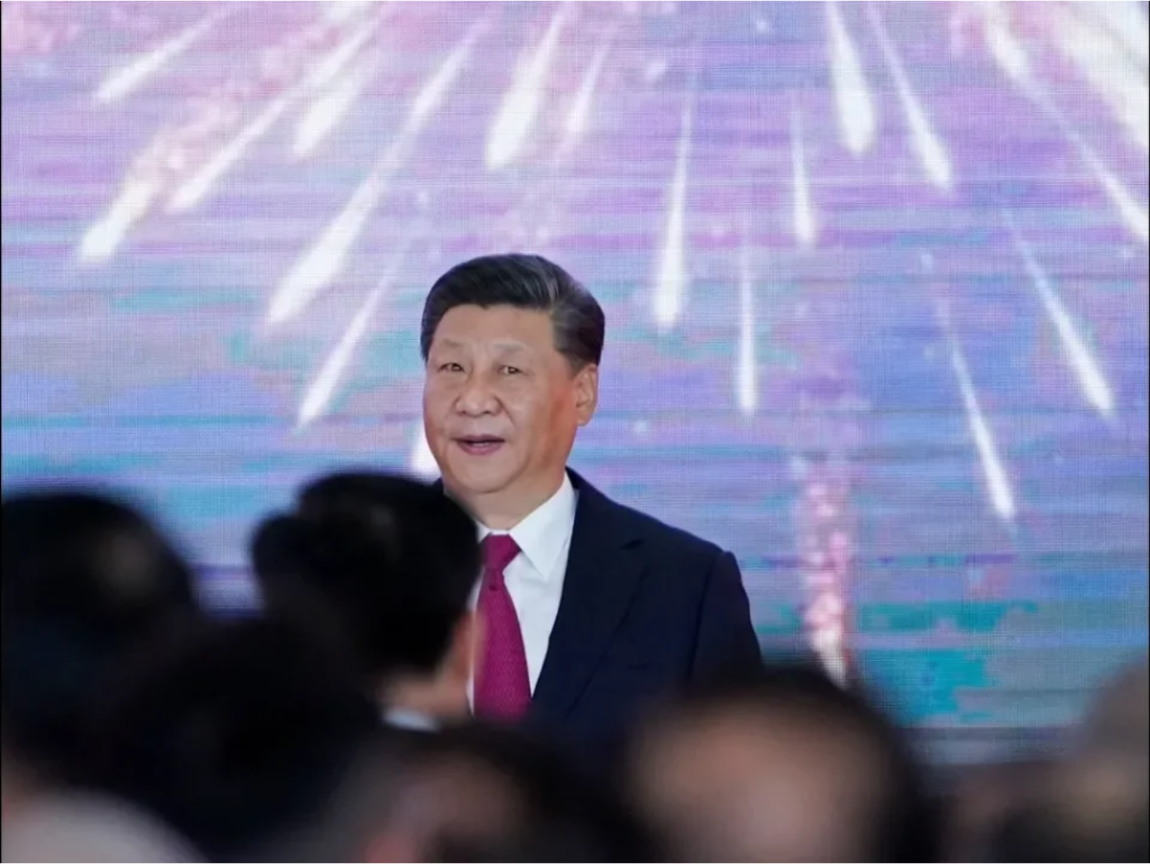 談到改革開放，有海外評論抨擊，習近平此行不但跟當年鄧小平的「南巡」沒得比，甚且淪為「假大空」。有人更譏諷稱，習近平的「新南巡」是在「洗太平地」，有如毛澤東時代的政治宣傳，所謂「毛氏宣講」罷了！ 圖：翻攝自Youtube