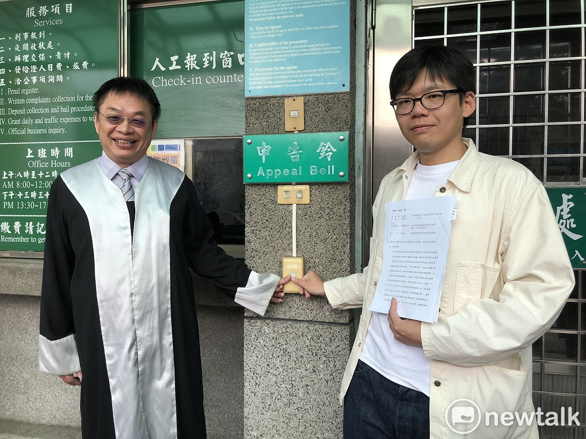 魏明谷、劉慧如夫婦委託律師游琦俊（左）與競選總部發言人謝明甫，控告對手黃文玲。 圖 : 唐復年/攝