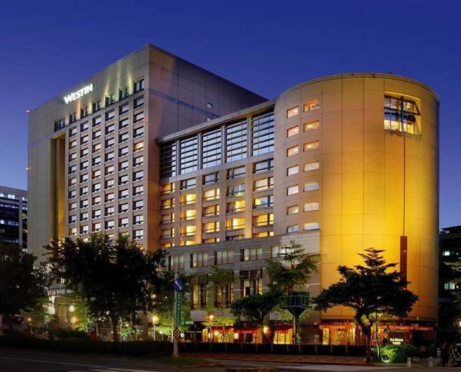 六福皇宮宣布推出一晚新台幣3萬4990元起的「威斯汀回憶之夜 Westin day 住房專案」，只要房客於12月30日入住可將房內家具全部免費搬走，今天開賣30分鐘就全部售罄。 圖/翻攝自台北威斯汀六福皇宮官網