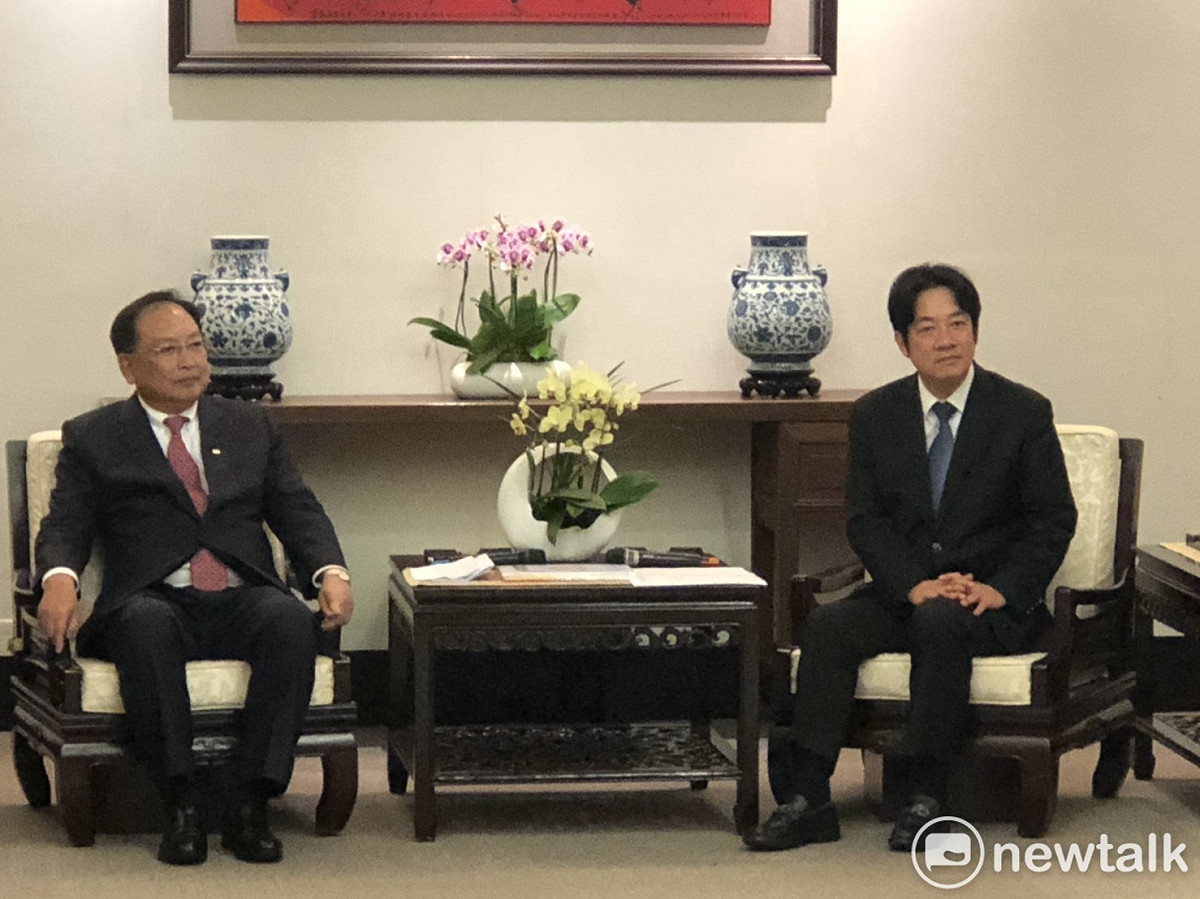 行政院長賴清德（右）1日下午接見第27屆國家磐石獎暨第20屆海外台商磐石獎得獎企業。左為全國中小企業理事長李育家。 圖：謝莉慧/攝