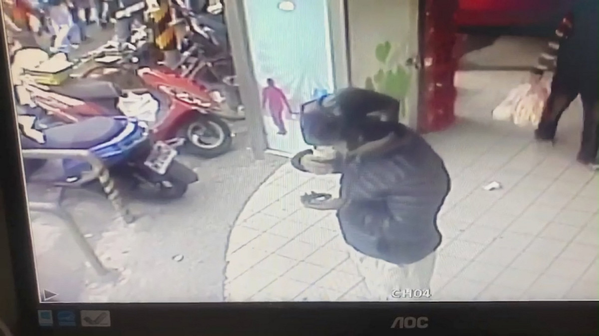 離譜奧客！網友怒控有男子到超商買熱咖啡，半小時後返回店內，向女店員質問「咖啡只有一半」。