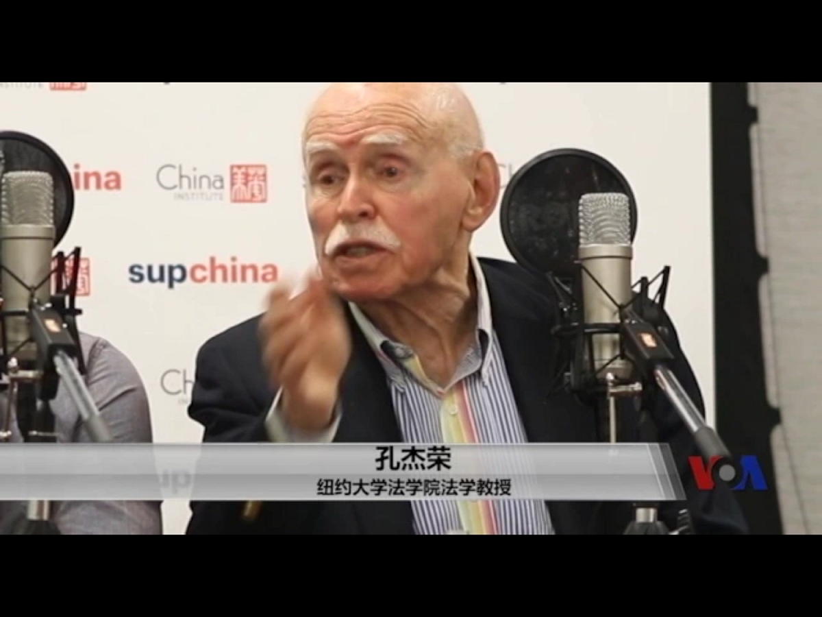 紐約大學法學院法學教授孔傑榮（Jerome Cohen）近來則說，必須實施《全球馬格尼茨基法案》，對那些對中國可怕事件的責任者實施制裁。不過他也提到，「誰是真正的責任者呢？ 是習近平。他責無旁貸。可沒人敢考慮我們可以制裁他」。 圖：翻攝自Youtube