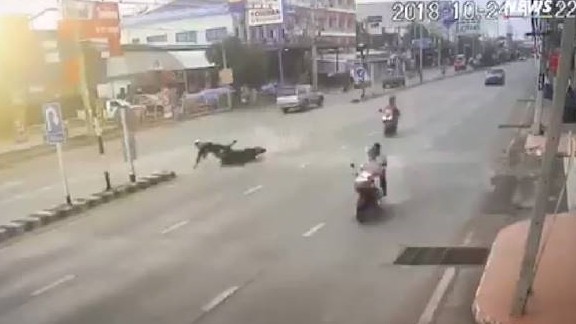 男子疑似車速過快摔車。 圖：翻攝เกาะติดสถานการณ์และอุบัติเหตุ 臉書