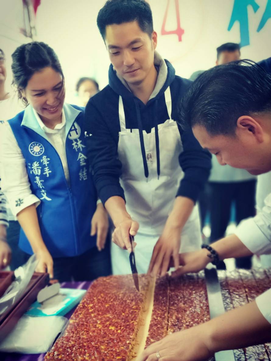 國民黨北市立委蔣萬安上周到土城為林金結助選、義賣手作花生糖。 圖：林金結競總提供