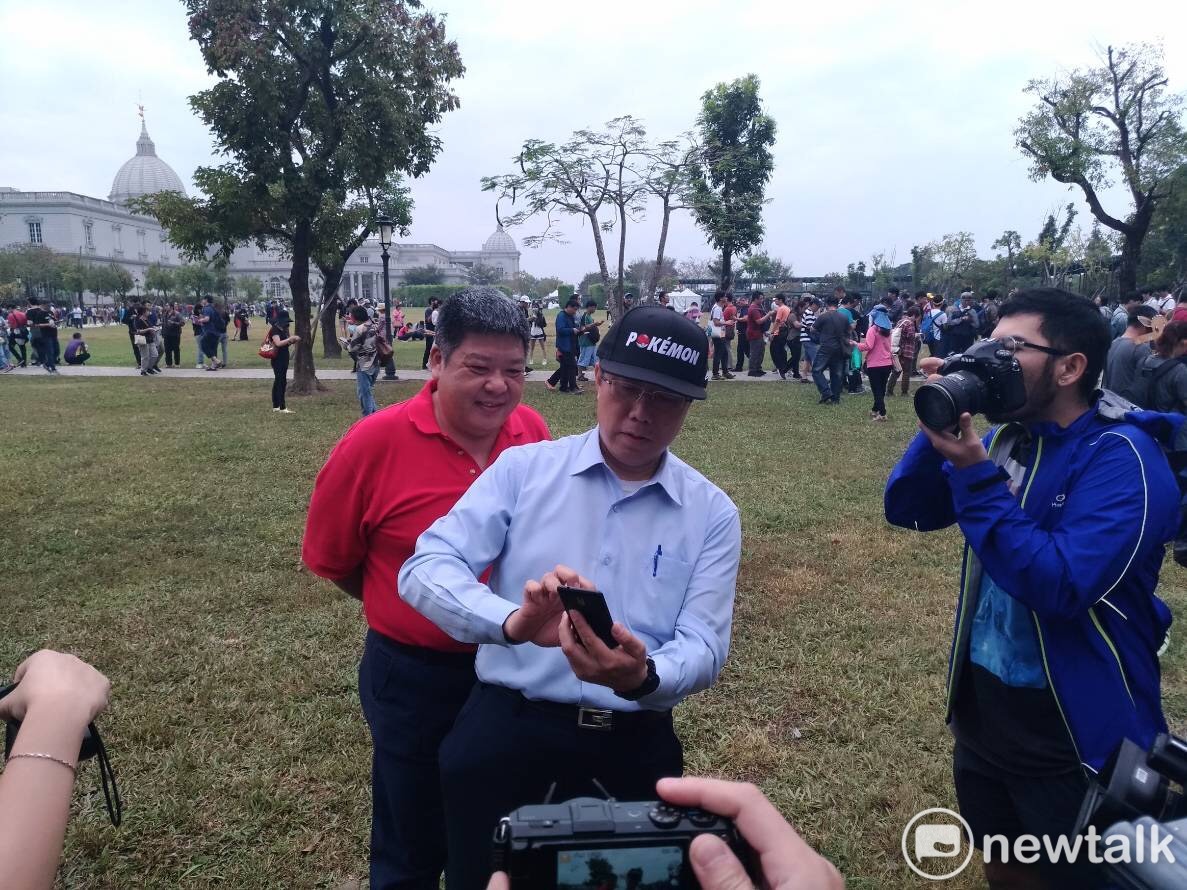 民進黨台南市長候選人黃偉哲今（2）日現身奇美博物館的「Pokémon GO Safari Zone in Tainan」活動，除下場抓寶與玩家同樂，還推出三項貼心服務。 圖：黃博郎/攝
