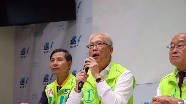 無黨籍新竹市長候選人謝文進（中）。 圖：新頭殼資料照片