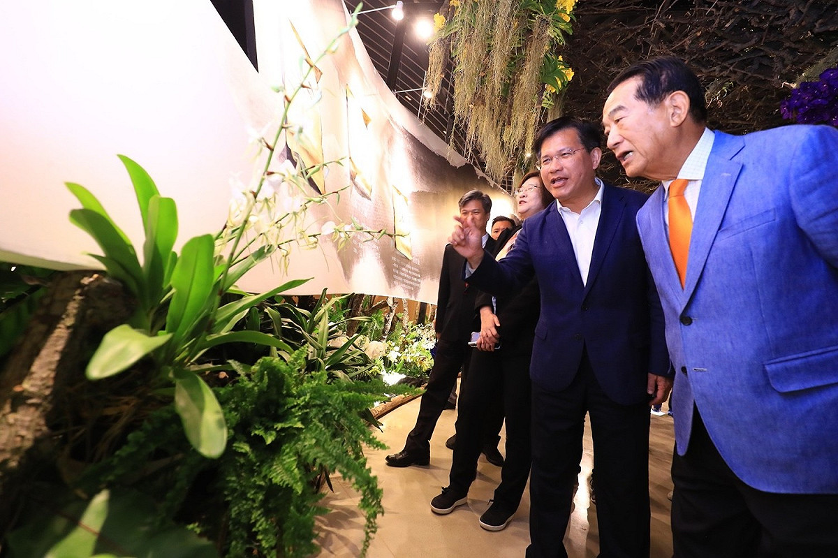 林佳龍陪宋楚瑜參觀后里花舞館。 圖：台中市政府/提供