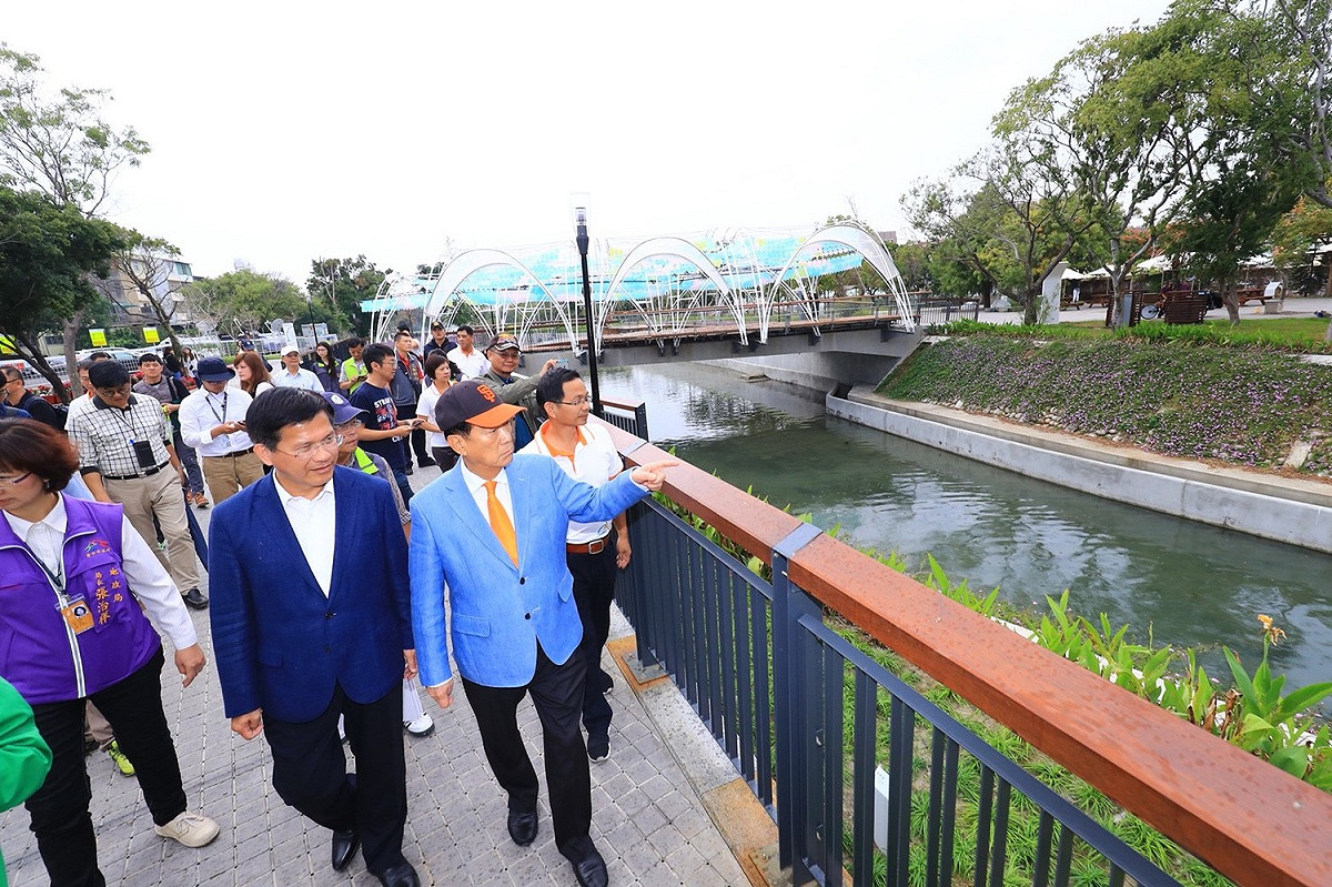 宋楚瑜稱讚葫蘆墩圳整治成果。 圖：台中市政府/提供