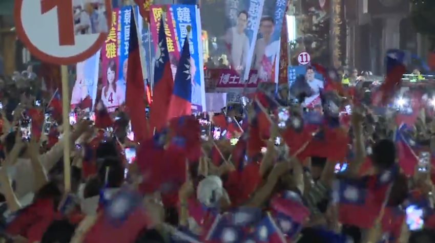 現場支持者高喊「韓國瑜凍蒜」。 圖：翻攝網路直播影片