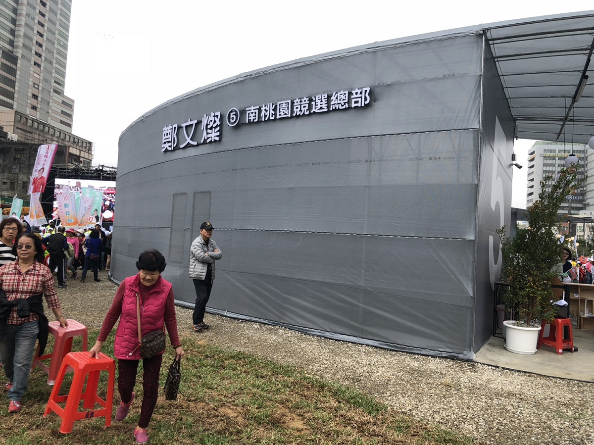 鄭文燦字是智慧綠能，依照天色自動控制明亮度。 照片：民眾提供