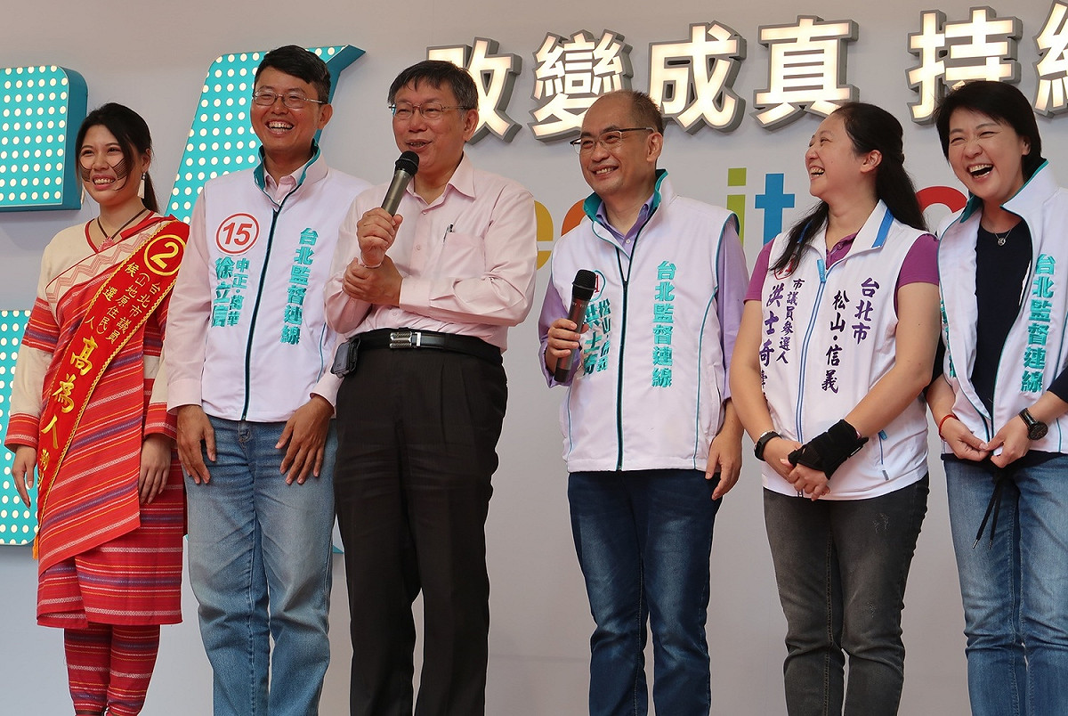 台北市長柯文哲3日幫親民黨台北市議員候選人洪士奇站台。 圖：林朝億/攝