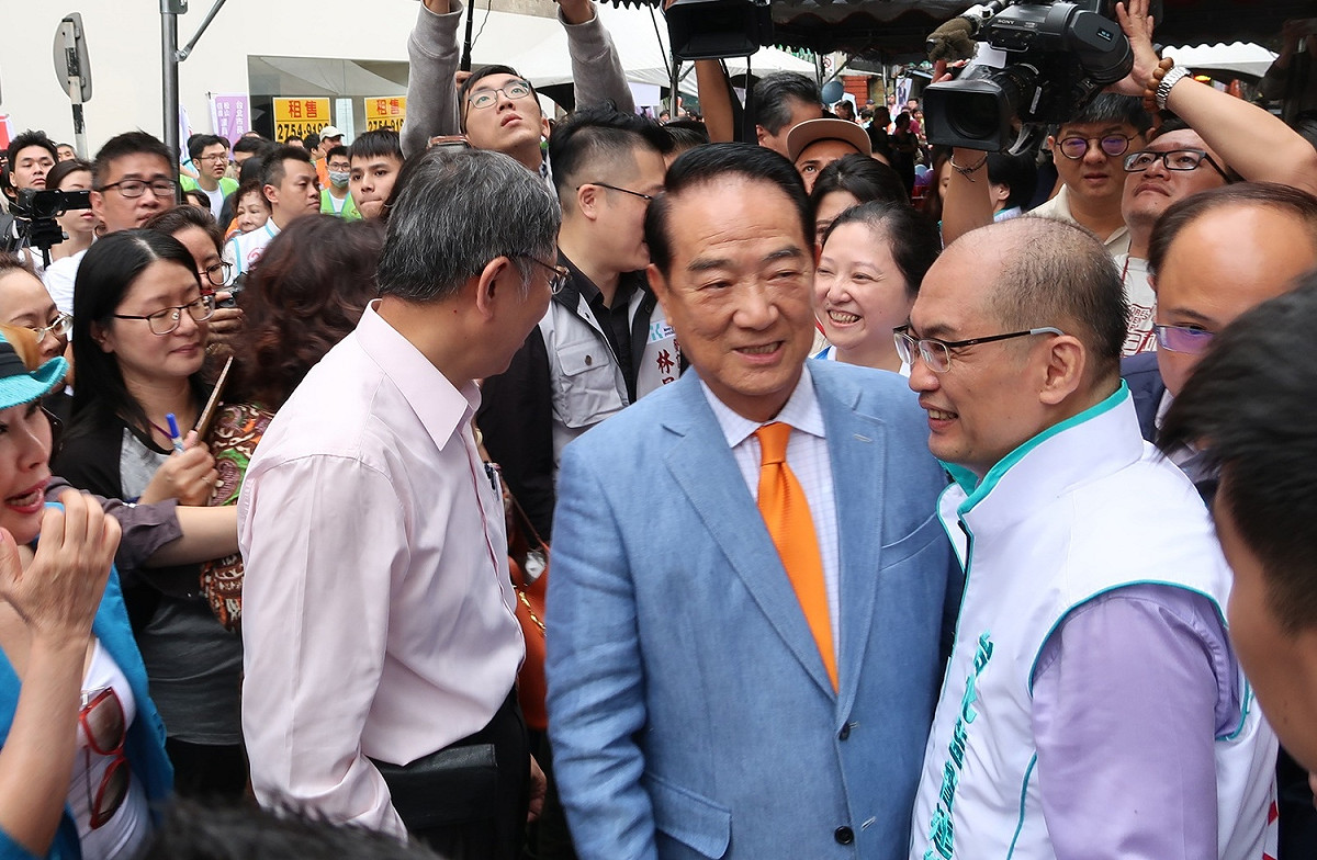 台北市長柯文哲3日幫親民黨台北市議員候選人洪士奇站台，短暫與親民黨主席宋楚瑜同框。 圖：林朝億/攝