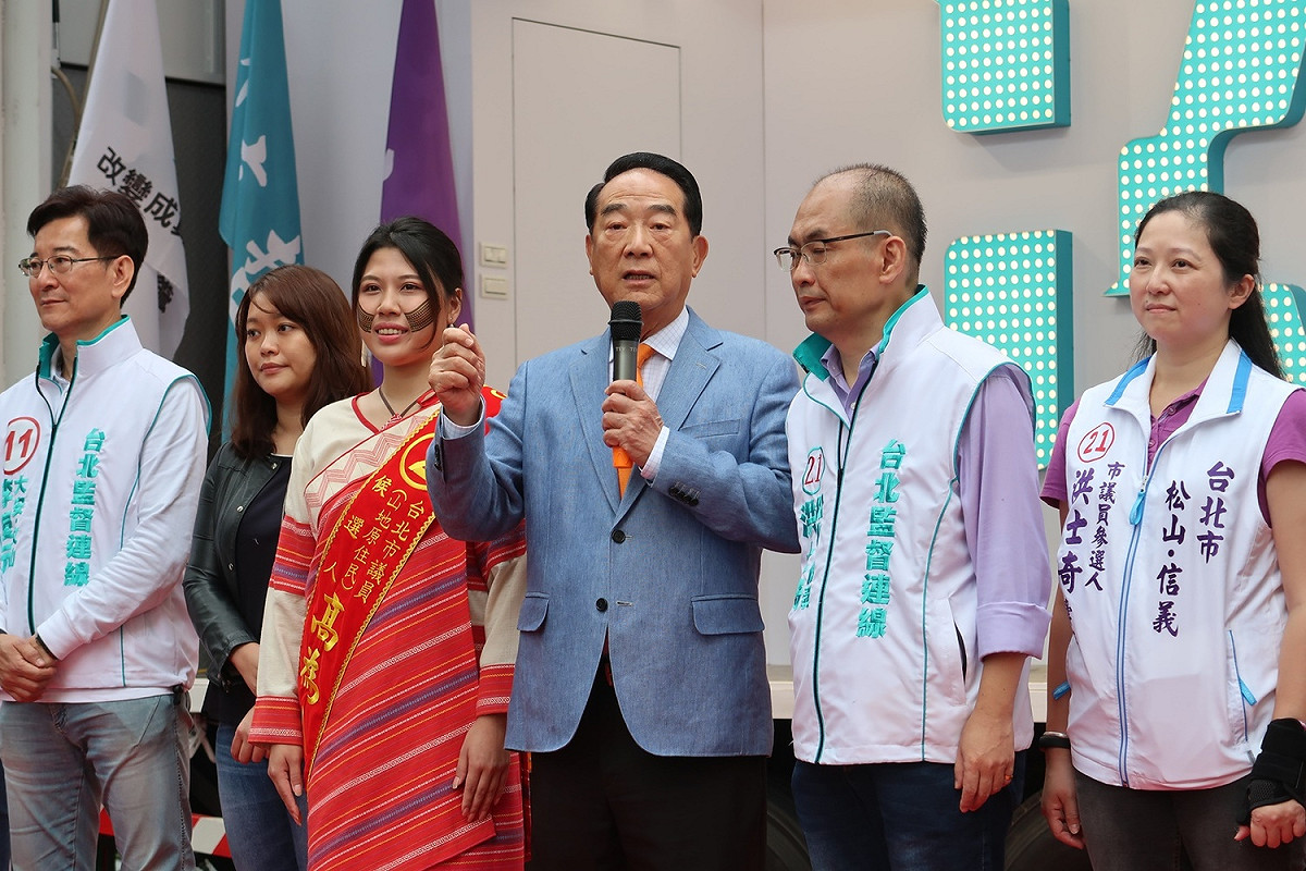親民黨主席宋楚瑜幫台北市議員候選人洪士奇輔選。 圖：林朝億/攝