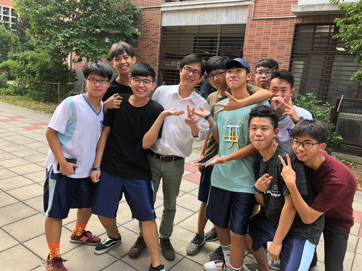 陳其邁應邀回高雄中學，與學弟相見歡 陳其邁臉書